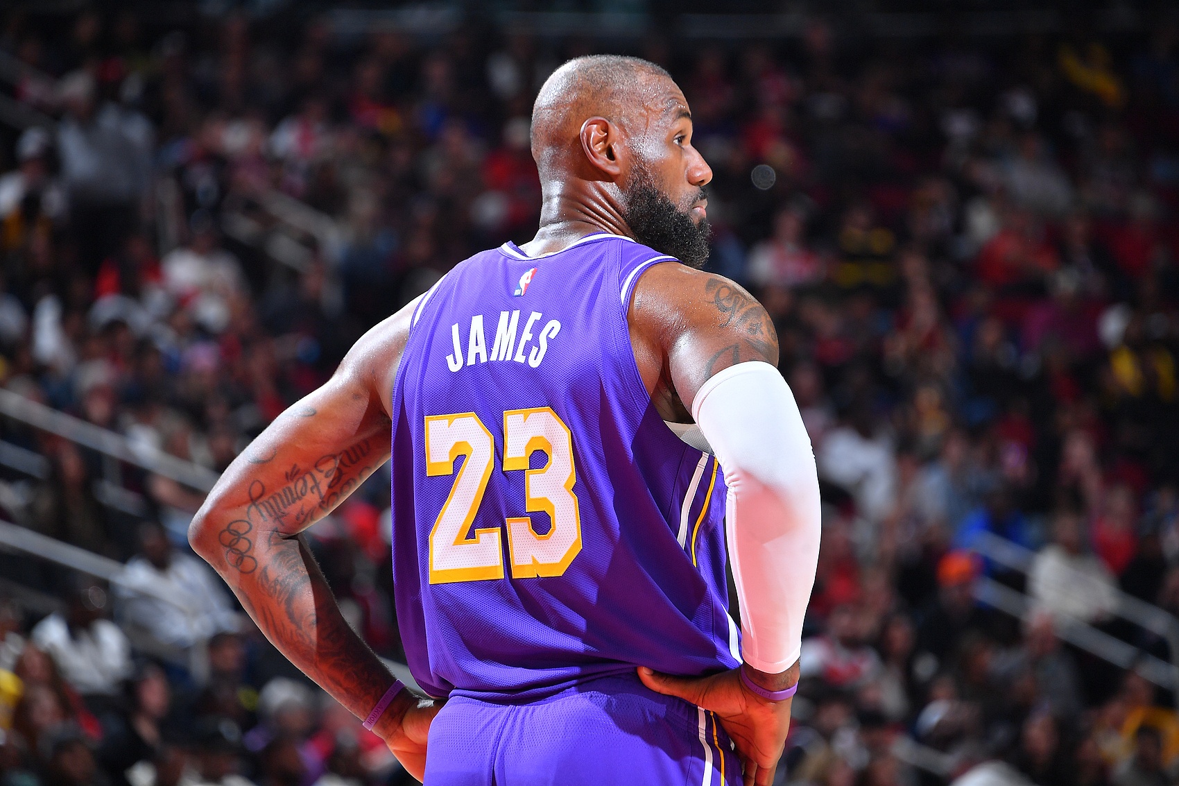 凯发k8注册-夸梅：勒布朗是不是要躲着雷霆打？我觉得他的脚要开始疼了👀